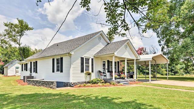 Shady Oaks Farmhouse NC Wine Country cabin