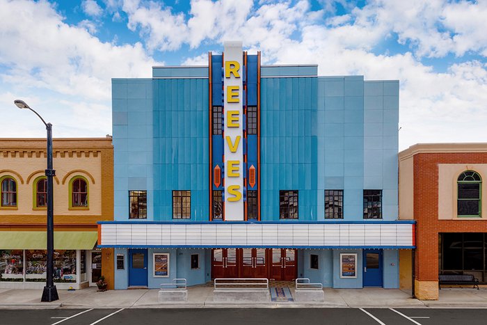 Reeves Theater & Cafe in Elkin