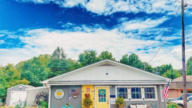 restaurant-yellow-door-cafe-elkin.jpg