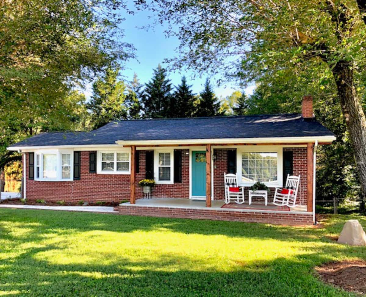 Red Brush Charmer Airbnb Rental Mount Airy Yadkin Valley, NC